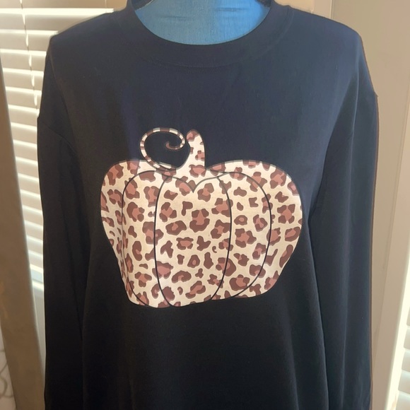 Leopard/pumpkin sweatshirt over sized small - Picture 2 of 5